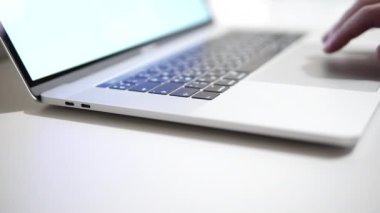 Ofiste ya da evde çalışırken bilgisayarın dokunmatik dokunmatik dokunmatik dokunmatik dokunmatik parmak görüntülerini kapat. 