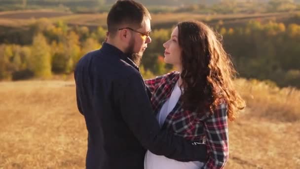 Et par nygifte i afslappet tøj stirrer skælvende ind i hinandens øjne. – Stock-video