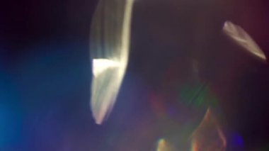 Soyut gökkuşağı arkaplanı. Muhteşem ışık sızıntısı. Karanlık arka planda titreşen ışık demetleri. 