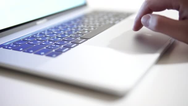 Web developer wykorzystuje nowoczesny touchpad laptopa podczas pracy w biurze lub w domu. — Wideo stockowe