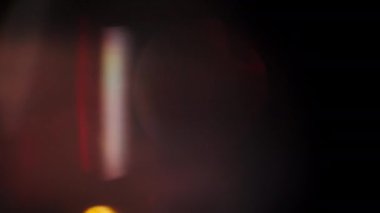 Dönüşen ışık huzmesi bir cam parçasını kırıyor.. 