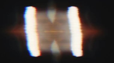 Işıl ışıl parıldayan ışık, cam kırıklarının arasından sızar.. 