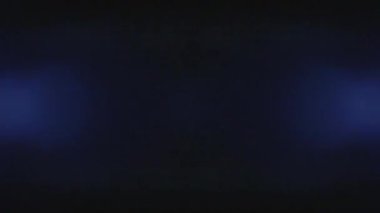 Döngüsel spektral lens parlamaları. Muhteşem ışık geçişleri. Karanlık arkaplanda ışık titreşimleri. 