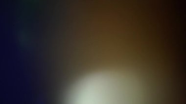 Bayramlık spektral örtüşme. Muhteşem ışık başkalaşımları. Sıcak ve soğuk ışıklar karanlık uzayda parlar.. 