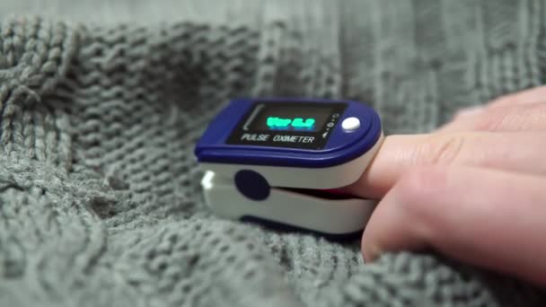 Modern parmak ucu nabız oksimetresi kullanan biri.. — Stok video