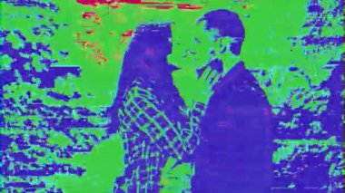 Hoş bir çift birbirine bakar, bir adam bir kızı burnundan ısırır. Psikedelik biçim.