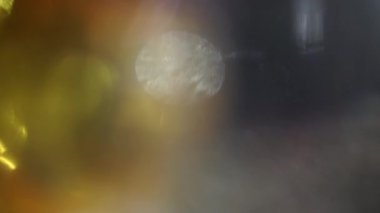 Döndürülebilir renkli mercek fişekleri. İnanılmaz ışık geçişleri. Koyu arkaplanda parlayan ışık. 