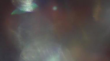 Gökkuşağı arka planında birinci sınıf. Moda ışık başkalaşımları. Işıklar rastgele parlıyor.. 