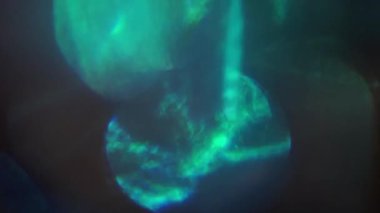 Işığı dönüştüren camdan geçer. Farklı renklerin karışımı. 