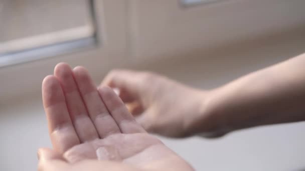 As mãos femininas usam um dispensador de desinfetante de álcool gel para prevenir a infecção por Covid-19. — Vídeo de Stock