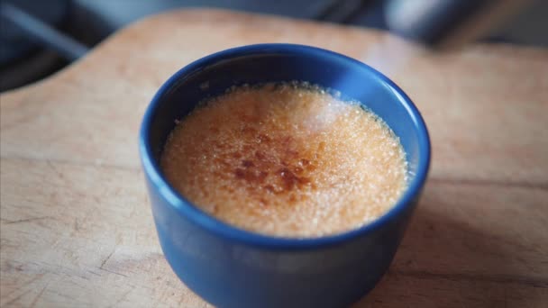 Açúcar de cana caramelizante em uma sobremesa de creme brulee com uma tocha de sopro. — Vídeo de Stock