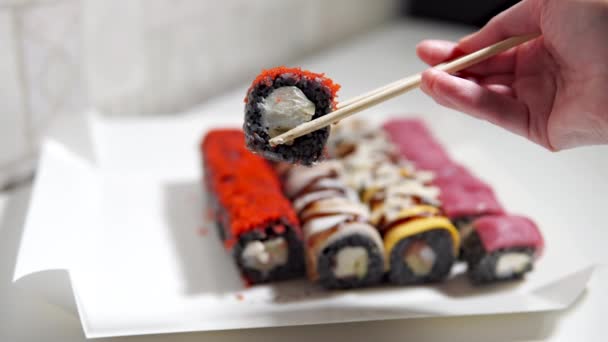 Černé sushi rolky s kaviárem tobiko, rýže s inkoustem na sépie, sýr Philadelphia . — Stock video