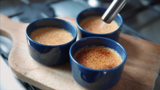 Processo de fazer creme brulee. Sobremesa com uma tocha de sopro de cozinha. — Vídeo de Stock