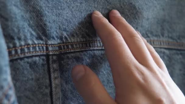 Un operaio di una fabbrica di abbigliamento valuta la qualità del tessuto denim in una fabbrica tessile. — Video Stock