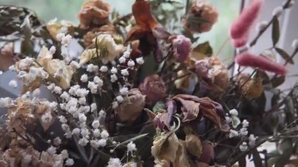 Composizione floreale per arredamento, matrimonio, bouquet essiccato sulla finestra in una scatola. — Video Stock