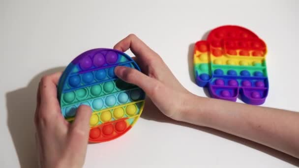 Flicka leker med anti stress sensorisk fidget tryck pop den leksak. — Stockvideo
