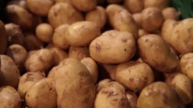 Marketin çekmecesinde taze patates var.. 