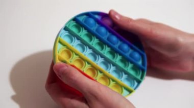 Kadınların elleri duyusal oyuncağın üzerine basar. Patlat onu.. 