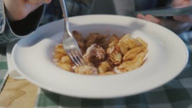 Domates soslu biftek köfteli İtalyan makarnası..