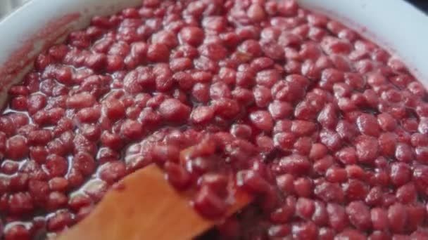 Процес приготування солодкого полуничного варення в домашніх умовах . — стокове відео