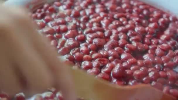 Faire de la confiture de fraises maison sur un poêle. — Video