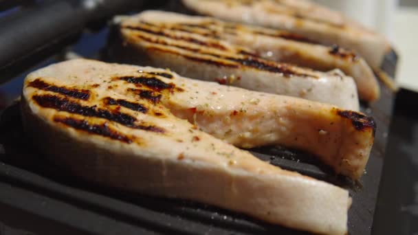 Сочные аппетитные стейки лосося на домашнем крупном плане. — стоковое видео