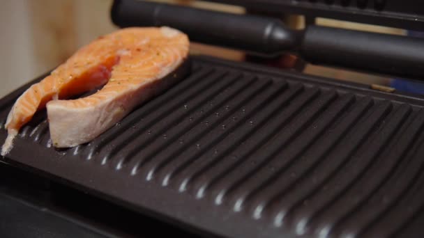 Les steaks de saumon rouge sont frits sur un gril électrique maison, un concept de saine alimentation. — Video