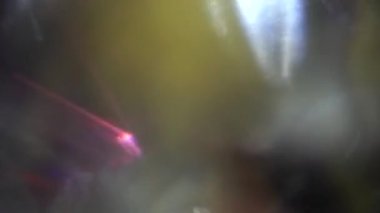 Neon nostaljik trend holografik arkaplanı dönüştürüyor.