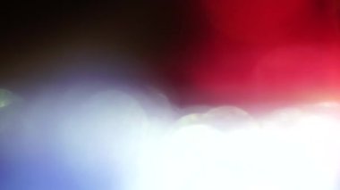 Şaşırtıcı çok renkli ışık sızıntıları, bulanık doğal arkaplan.