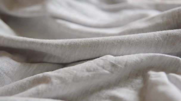 Zbliżenie składanej tkaniny bawełnianej o neutralnym jasnoszarym kolorze. — Wideo stockowe