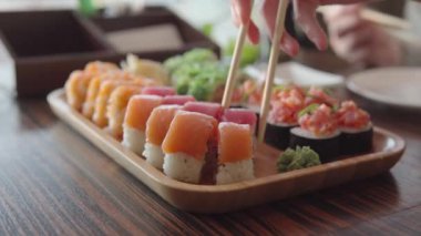 Ziyaretçi sopa, ton balığı, somon, yosun ve Philadelphia peyniri ile yer..