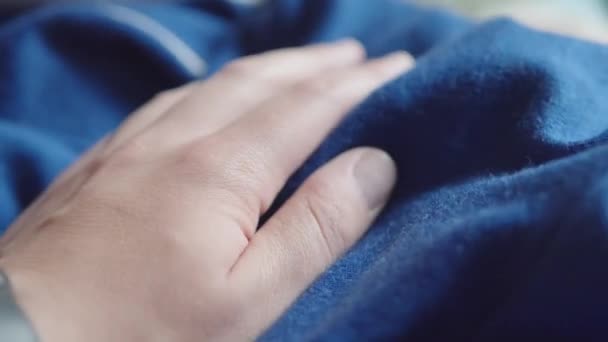 Чоловік перевіряє своїми руками якість тканини, трасу в магазині або на текстильній фабриці . — стокове відео