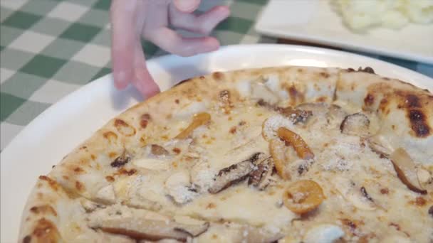 Chica toma una rebanada de pizza con queso parmesano y diferentes setas. — Vídeos de Stock