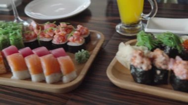 Japon mutfağında birkaç suşi rulosunun panoramik çekimi..