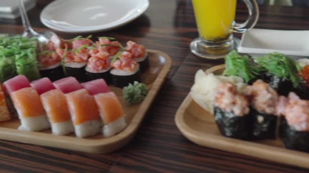 Panoramische opnamen van verschillende sets sushi broodjes in een restaurant van de Japanse keuken. — Stockvideo