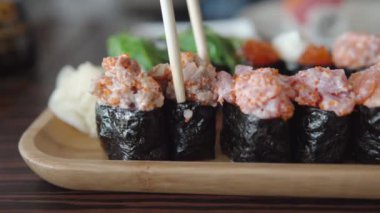 İnsan bambu çubuklarını yılanbalığıyla suşi yapar..