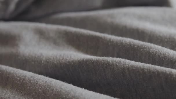 Primo piano di tessuto di cotone grigio scuro con versamenti, rallentatore. — Video Stock