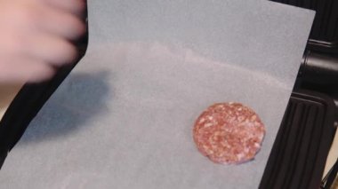 İnsan yemek parşömenine domuz eti ve sığır pirzolası koyar, çiğ köfte pişirir..