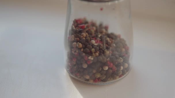 Em pimentoUm homem mostra uma mistura de pimenta seca em um moinho de pimenta. — Vídeo de Stock