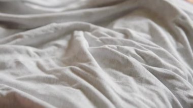 Tekstil dükkanında açık gri pamuk kumaş.