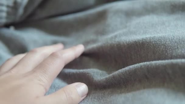 Zbliżenie składanej tkaniny bawełnianej o neutralnym jasnoszarym kolorze. — Wideo stockowe