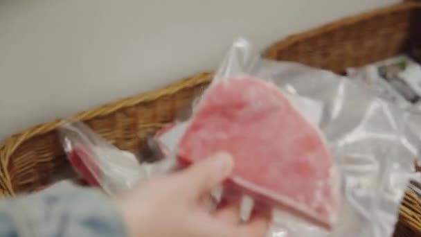 O comprador escolhe bifes de atum congelados do departamento de frutos do mar de um supermercado local. — Vídeo de Stock