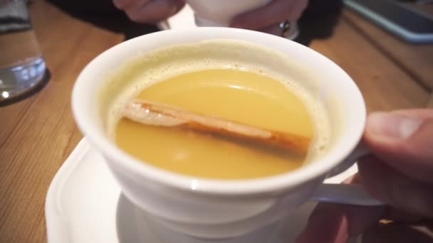 POV záběr návštěvníka pije horký čaj se zázvorem, skořicí, mangem a citrónovou šťávou v thajské restauraci. — Stock video