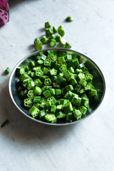 Okra Corte Verde Fresco Placa — Fotografia de Stock