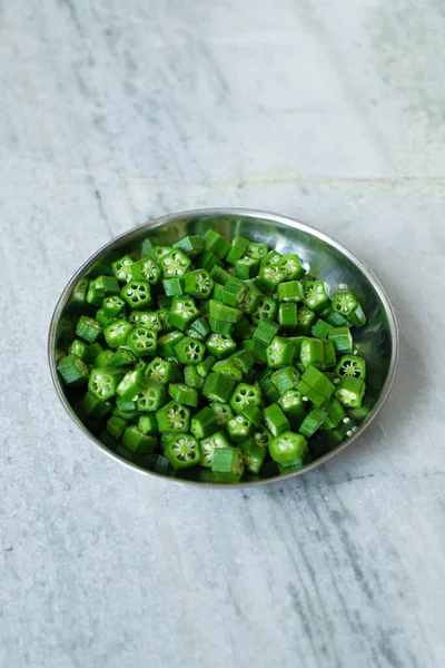 Okra Corte Verde Fresco Placa — Fotografia de Stock