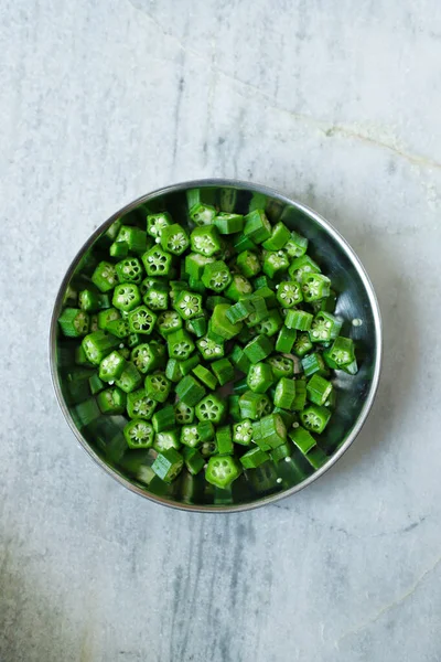 Okra Corte Verde Fresco Placa — Fotografia de Stock