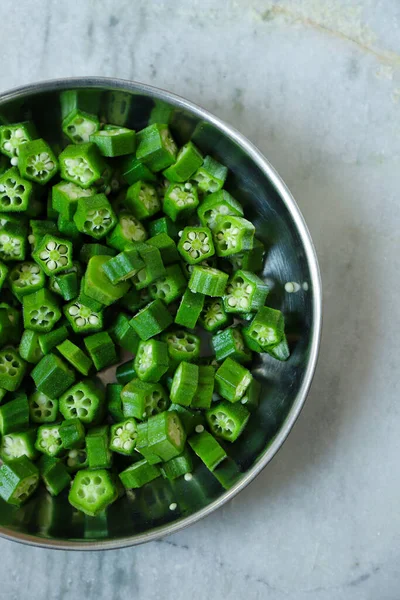 Okra Corte Verde Fresco Placa — Fotografia de Stock