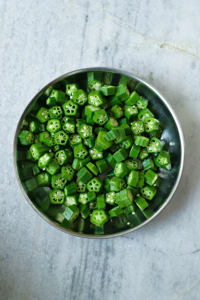 Okra Corte Verde Fresco Placa — Fotografia de Stock