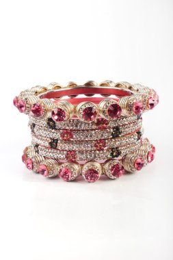 halhal, beyaz zemin üzerine izole Hint bilezik