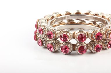 halhal, beyaz zemin üzerine izole Hint bilezik